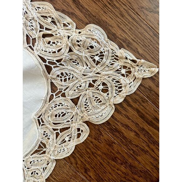 Vintage Lace-Edged Square Table Topper Table Cloth - Picture 2 of 5